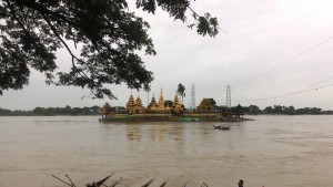 水の中のお寺