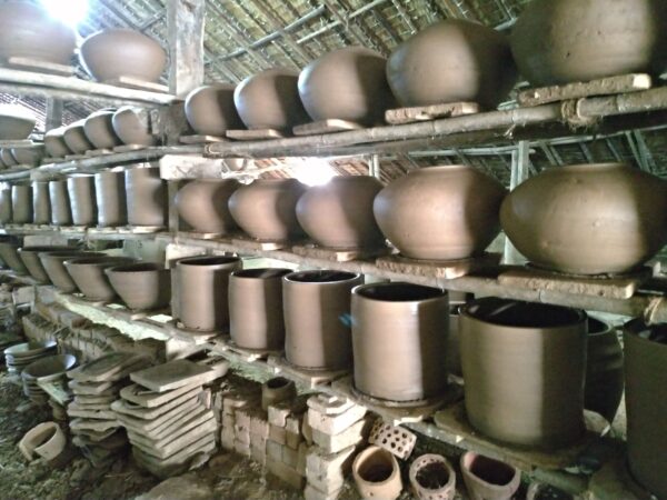 壺を焼いている窯。1時間半ほどのヤンゴンのトンテイという村まで。