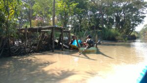 ミャンマー人技能実習生の家庭訪問-ボートで向かう
